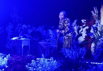 Pementasan "Surat untuk Indonesia" oleh Teater Nglilir SMAN 1 Karanganyar pada Malam Tirakatan HUT ke-81 RI di Gedung Rapat Paripurna DPRD Karanganyar, Minggu (17/8/2026) malam.