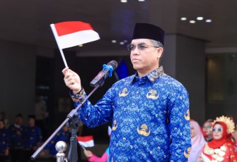 Menaker saat memimpin upacara peringatan Hari Ulang Tahun (HUT) ke-81 Kemerdekaan Republik Indonesia di Plaza Kementerian Ketenagakerjaan (Kemnaker), Jakarta, Senin (17/8/2026).
