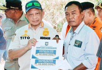 Mendagri saat Salurkan Tali Asih untuk Ahli Waris Korban Meninggal Akibat Gempa NTT