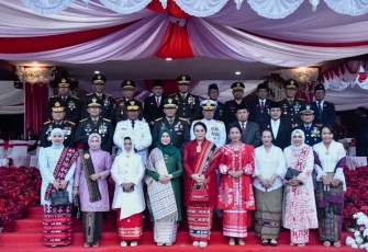 Dankodaeral IX saat Hadiri Upacara Penurunan Bendera HUT Ke-81 RI di Lapangan Merdeka Ambon
