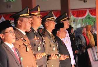 Dandim 0806/Trenggalek saat Ikuti Upacara Penurunan Bendera HUT ke-81 RI