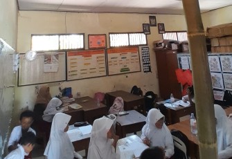 Siswa-siswi  SDN 1 Tanjung terpaksa harus belajar dibawah plafon yang nyaris ambrol. Untuk antisipasi, pihak sekolah menyangga dengan bambu.
