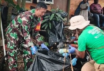 Babinsa Timika saat Turun Langsung Gotong Royong Bersihkan Kali
