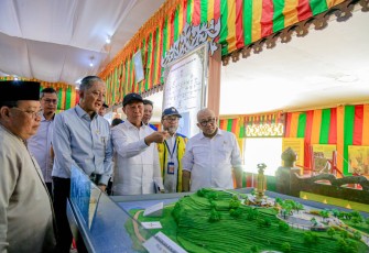 Menteri Doddy saat mendengar paparan dari Kepala Dinas Pekerjaan Umum, Penataan Ruang dan Pertanahan Provinsi Kepri, Rodi Yantari di Pulau Penyengat, Sabtu (29/8/2026).
