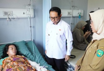 Walikota Bengkulu Dedy Wahyudi menjenguk warga yang menjadi korban kebakaran dan tengah menjalani perawatan di Rumah Sakit Gading Medika, Senin (10/8)