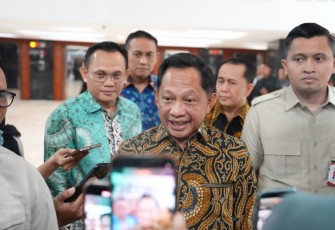 Menteri Dalam Negeri (Mendagri) Muhammad Tito Karnavian memberikan keterangan kepada wartawan usai mengikuti Rapat Koordinasi Membahas Status PPPK dan PPPK Paruh Waktu Lintas Profesi di Kompleks Parlemen Senayan, Jakarta, Kamis (17/9/2026).
