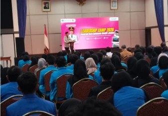 Bupati Jember Gus Fawait saat menjadi pemateri dalam Leadership Camp 2026 bertema “Membangun Karakter Menjadi Pemimpin Masa Depan” yang digelar Kantor Perwakilan Bank Indonesia (KPwBI) Jember di Kantor Serbaguna KPwBI Jember, Senin (21/9/2026).