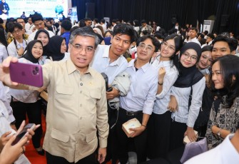 Menteri Ketenagakerjaan (Menaker) Yassierli saat foto bersama usai acara.