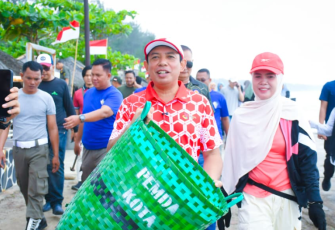 Wali Kota Bengkulu Dedy Wahyudi di Dampingi Plt Kadispar Saat Sedang Meninjau Pantai Panjang /Foto : MC 