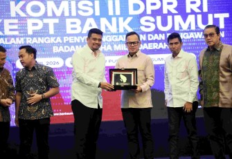 Wamendagri Bima Arya Sugiarto dalam Kunjungan Kerja Spesifik Komisi II Dewan Perwakilan Rakyat (DPR) Republik Indonesia (RI) ke PT Bank Sumut di Kantor Pusat PT Bank Sumut, Medan, Rabu (1/4/2026).