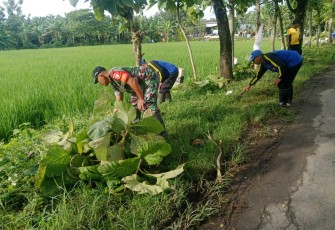 Warga dan Babinsa Purwosari Perkuat Kebersamaan Lewat Karya Bakti