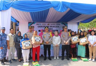 Kapolda Kalteng, Irjen Pol Iwan Kurniawan saat menghadiri pembukaan Gerakan Pangan Murah di Bundaran Pancasila, Pangkalan Bun, Kab. Kobar, Prov. Kalteng, Jumat (13/3/2026).