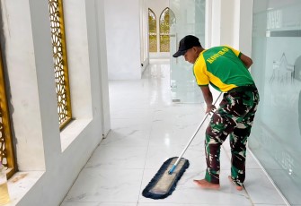 Satgas Pamtas RI–RDTL Sektor Timur Yonarmed 12 Kostrad melalui Pos Nananoe melaksanakan kegiatan karya bakti di Masjid Al-Ikhlas Halilulik, yang berlokasi di Jl. Raya Halilulik–Betun, Naitimu, Kecamatan Tasifeto Barat, Kabupaten Belu, NTT.