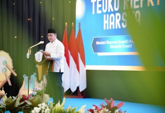 Menteri Ekonomi Kreatif, Teuku Riefky Harsya, bersama Wakil Menteri Ekonomi Kreatif, Irene Umar, menghadiri peringatan Nuzulul Quran dan buka puasa bersama seluruh pegawai Ekraf di Gedung Film Pesona Indonesia, Jakarta, Kamis (12/03/2026).