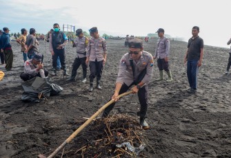 Aksi Bersih-bersih Wujudkan Pantai Watu Pecak Asri