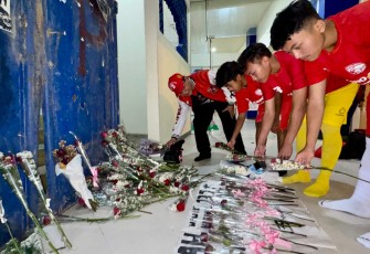 Kegiatan tabur bunga untuk mengenang para korban Tragedi Kanjuruhan yang terjadi pada 1 Oktober 2022.