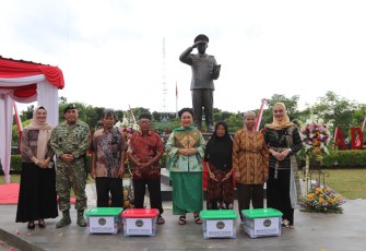 Penyerahan sejumlah paket sembako kepada masyarakat oleh Pangdivif 2 Kostrad Mayjen TNI Primadi Saiful Sulun dan Titiek Soeharto dalam acara peresmian patung Jenderal Besar TNI H.M. Soeharto, di Markas Brigif 6/TSB/2 Kostrad, Minggu (1/3/2026).