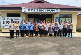 Foto bersama usai pertemuan dengan para kepala desa se- Kecamatan Ipuh Kabupaten Mukomuko Provinsi Bengkulu, di Mapolsek Ipuh, Kamis 30/04/26.