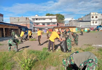 Personil Kodim 1310/Bitung bersama Polres Bitung dan Pemkot Bitung serta unsur masyarakat saat melaksanakan karya Bhakti di area pasar Cita Kelurahan Bitung Timur, Kecamatan Maesa