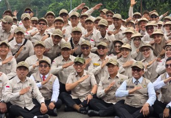 Wamenhaj Dahnil Anzar Simanjuntak bersama PPIH di Asrama Haji Pondok Gede, Jumat (17/4)