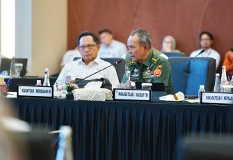 Kasum TNI Letnan Jenderal TNI Richard Tampubolon saat menghadiri rapat koordinasi bersama DPR RI yang digelar di ruang Pustaka Loka, Gedung Nusantara IV, Kompleks Parlemen, Jakarta Pusat, Rabu (18/2).