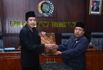 Penyerahan Ranperda inisiasi Pemkab Trenggalek ke DPRD.