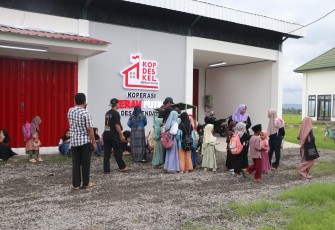 Suasana hangat dan penuh kebersamaan tampak di halaman Koperasi Desa/Kelurahan Merah Putih (KDKMP) Desa Kendal, Kecamatan Gondang, Kabupaten Tulungagung, Jawa Timur, Rabu (25/02/2026)