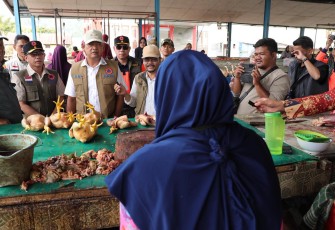 Deputi Bidang Penanganan Darurat BNPB, Mayjen TNI Budi Irawan (rompi cokelat BNPB) berdialog dengan pedagang pasar terpadu di Gayo Lues, Provinsi Aceh, Jumat (30/1)