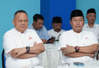 Ketua Fraksi Demokrat DPRD Jawa Timur, Agung Mulyono (kiri)