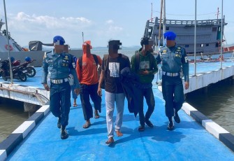 TNI AL Gagalkan Kapal Penyelundup Balpress Hingga Rokok Ilegal di Perairan Pulau Sanglar Tanjung Balai Karimun  