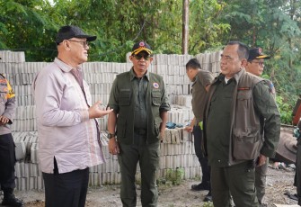 Kepala BNPB Letjen TNI Dr. Suharyanto S.Sos., M.M., (topi kacamata hitam) saat memastikan bahan material untuk pembangunan hunian sementara (huntara) di Kampung Wonosobo, Kecamatan Wih Pesam, Kabupaten Bener Meriah, Provinsi Aceh, Jumat (13/2)
