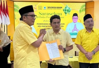 Ilyas Akbar Almadani (tengah) saat menerima SK Kepengurusan untuk DPD Partai Golkar Kabupaten karanganyar, di gedung Wisma Karya Semarang, Jumat (20/3/2026).