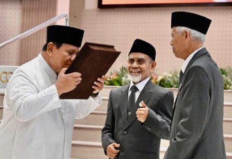 Presiden Prabowo Subianto menerima Mushaf Al-Qur’an Gontor dan buku “Gontor untuk Indonesia” dari Pimpinan Pondok Modern Darussalam Gontor (PMDG) saat menghadiri Resepsi Kesyukuran 100 Tahun PMDG di Kabupaten Ponorogo, Provinsi Jawa Timur, Sabtu, 19 September 2026.