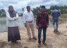 Kadis Perikanan dan Anggota DPRK Aceh Timur saat Tinjau Jembatan Rusak