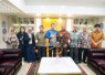 Bambang Soesatyo foto bersama dengan CEO dan Owner Greatedu Ade Irma Setya Negara dan Andi Rahmat serta Rektor UT Prof Ojat Darodjatdi