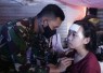 Tim Medis TNI AU saat mengobati warga korban gempa Cianjur. Senin (5/12)