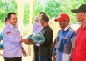Gubernur Kepulauan Riau H. Ansar Ahmad saat bertemu nelayan
