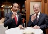 Presiden Joko Widodo dan Kanselir Jerman Olaf Scholz menyantap kurma saat keduanya melakukan pertemuan bilateral di Guesthouse Lower Saxony, Hannover, Jerman, pada Minggu, 16 April 2023