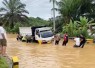 Polisi bersama Warga saat Lakukan Evakuasi Truk Terjebak Banjir