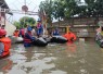 BPBD DKI Jakarta menerjunkan personel dan menyiagakan perahu karet untuk merespon banjir yang menggenangi sejumlah titik dan permukiman warga, pada Kamis (29/2)
