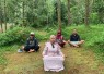 Acintya Sakti bersama peserta program Walking With Me Healing Journey saat sedang melakukan olah pernafasan dan meditasi