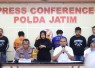 Polda Jatim gelar press conference terkait aksi jambret sadis viral di medsos, Senin (26/2)