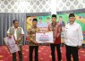 ​​Menko PMK Muhadjir Effendy (dua kiri) menyerahkan dukungan Dana Siap Pakai (DSP) secara simbolis kepada Bupati Sijunjung Benny Dwifa Yusfir (dua kanan) disaksikan Deputi Bidang Penanganan Darurat BNPB Fajar Setyawan (kiri) dan Gubernur Sumatera Barat Mahyeldi Ansharullah (kanan) di Rumah Dinas Bupati Sijunjung, Sumatera Barat, Jumat (26/4).