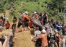 Proses evakuasi korban yang tertimbun longsor di Kabupaten Garut, Jawa Barat pada Jumat (26/4)
