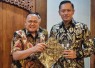 Bendahara DPD Demokrat Jawa Timur dr Agung Mulyono ikut menyambut kedatangan Ketum Partai Demokrat Agus Harimurti Yudhoyono (AHY) dI ruangan VIP Bandara Juanda Surabaya pada Jumat (19/4/2024).