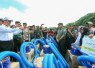 Mentan RI Andi Amran Sulaiman menyerahkan ribuan pompa air di Jawa Timur, Rabu (17/4)