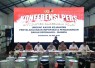 Kabid Humas Polda Jatim Kombes Pol Jules Abraham Abast saat memberikan keterangan pers di Surabaya, Kamis (8/5)