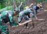 Personel Kodim saat Bantu Bersihkan Material Longsor di Dusun Nglengko dan Dusun Ngukir, Rabu (29/10/2025).