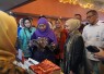 Gubernur Jawa Timur Khofifah Indar Parawansa saat meninjau UMKM Binaan Bank Jatim dalam Misi Dagang yang dilaksanakan di Banjarmasin pada hari Rabu (17/9).