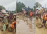 Prajurit TNI saat Evakuasi Warga Banjir Batangtoru, Tapanuli Selatan, Selasa (25/11/2025).